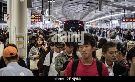 Tokio, Japan - 10.11.19: Eine große Menschenmenge Pendler, die sich durch den Bahnhof Seibu Shinjuku ziehen Stockfoto