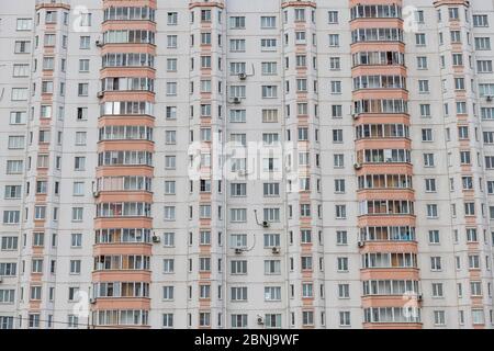 Nahaufnahme eines riesigen Wohnkomplexes, an einer langen Promenade in Kursk, Kursk Oblast, Russland, Eurasien Stockfoto
