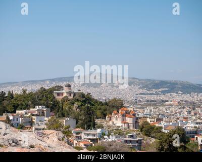 VEW von Athen Stadt und die nationale Sternwarte auf dem Hügel Stockfoto