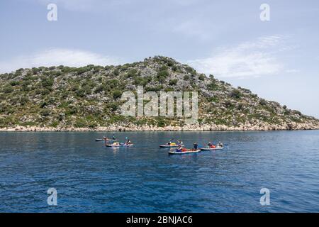 Kalekoy, Türkei - 03. Juni 2019: Eine Gruppe von Menschen im Kajak reist in der Nähe der Kekova-Insel. Touristen Kajak im Mittelmeer Stockfoto