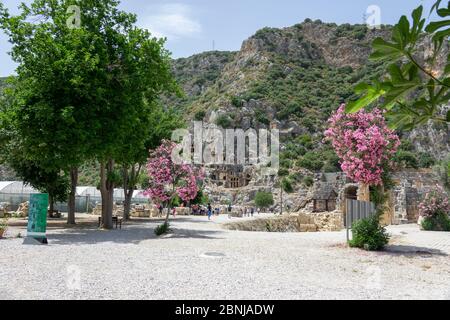 Demre, Türkei - 03. Juni 2019: Nekropole von Lykischen Felsengräbern der antiken Stadt Myra in Demre, Provinz Antalya, Türkei Stockfoto