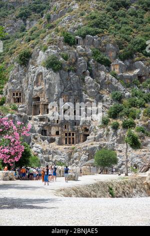 Demre, Türkei - 03. Juni 2019: Nekropole von Lykischen Felsengräbern der antiken Stadt Myra in Demre, Provinz Antalya, Türkei Stockfoto