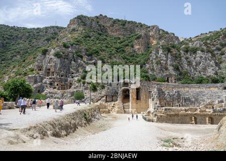 Demre, Türkei - 03. Juni 2019: Ruinen des griechisch-römischen Amphitheaters und der Nekropole Lykischer Felsengräber der antiken Stadt Myra in Demre, Ant Stockfoto