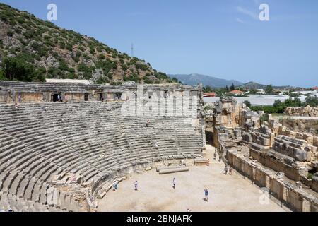 Demre, Türkei - 03. Juni 2019: Ruinen des griechisch-römischen Amphitheaters der antiken Stadt Myra in Demre, Provinz Antalya, Türkei. Touristischer Anziehtn Stockfoto