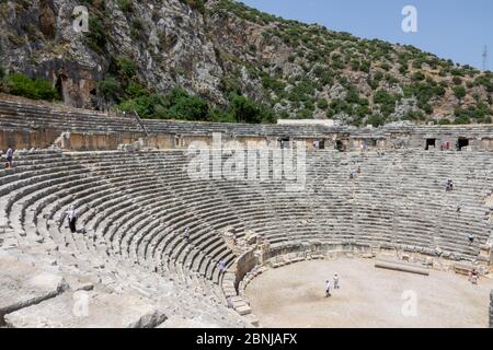 Demre, Türkei - 03. Juni 2019: Ruinen des griechisch-römischen Amphitheaters der antiken Stadt Myra in Demre, Provinz Antalya, Türkei. Touristischer Anziehtn Stockfoto