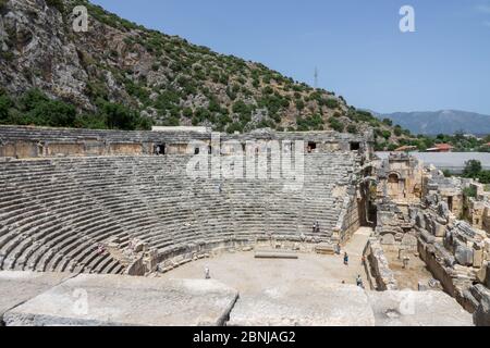 Demre, Türkei - 03. Juni 2019: Ruinen des griechisch-römischen Amphitheaters der antiken Stadt Myra in Demre, Provinz Antalya, Türkei. Touristischer Anziehtn Stockfoto