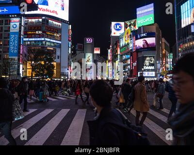 Shibuya, Japan - 7.2.20: Große Menschenmassen warten darauf, Shibuya's Scramble Crossing zu überqueren Stockfoto