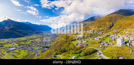 Luftaufnahme per Drohne von Valtellina im Herbst, Lombardei, Italien, Europa Stockfoto