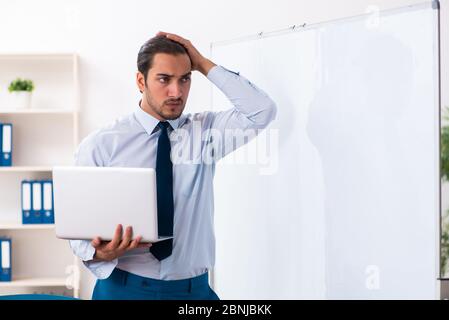 Junger Mitarbeiter im Präsentationskonzept Stockfoto