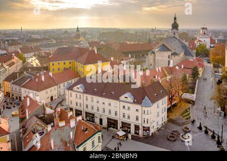 Eine Luftaufnahme der Altstadt von Györ, Ungarn im Herbst Stockfoto