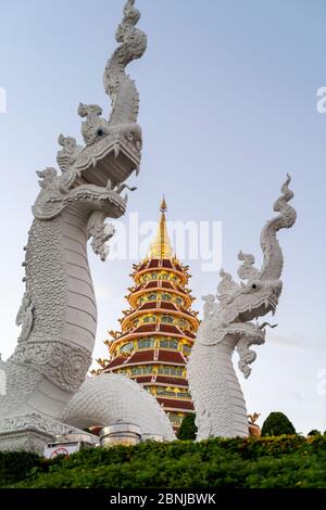 Wat Huay Pla Kang Tempel (Big Buddha) in der Abenddämmerung, Chiang Rai, Thailand, Südostasien, Asien Stockfoto