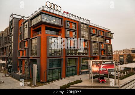 Audi China Headquarters in Chaoyang District von Peking mit Audi Poster und A1 Auto Stockfoto