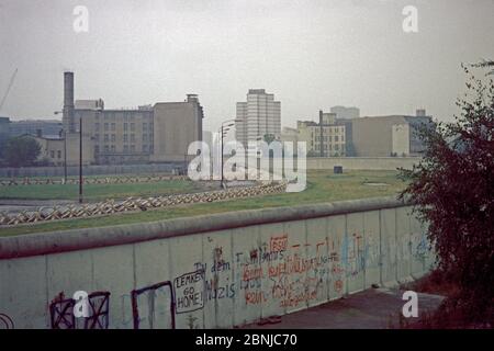 Blick über die Berliner Mauer in der Nähe des Potsdamer Platzes, Oktober 1980, West-Berlin, Westdeutschland Stockfoto