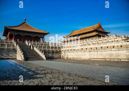 Halle des zentralen Harmonie (links) und die Halle zur Erhaltung der Harmonie (rechts) in die Verbotene Stadt, Beijing, China. Stockfoto