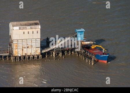 Luftaufnahme von Laden Zucker auf Binnenschiff zu exportieren, Küsten Guyana, Südamerika Stockfoto