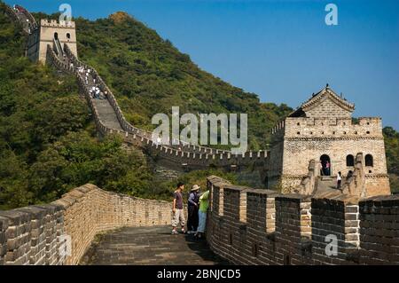 Die Große Mauer schlängelt seinen Weg über die Hügel. Mutianyu Abschnitt, Peking, China. Stockfoto