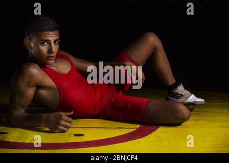 Wrestler auf der Kampfmatte liegend Stockfoto