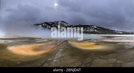 Grand Prismatic Spring und Bakterienmatten, Midway Geyser Basin, Yellowstone National Park, Teton County, Wyoming, Vereinigte Staaten von Amerika, North Amer Stockfoto