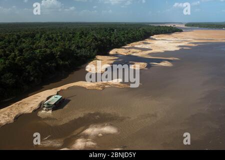 Gold Schwimmbagger auf Essequibo River, der längste Fluss in Guyana, Südamerika Stockfoto
