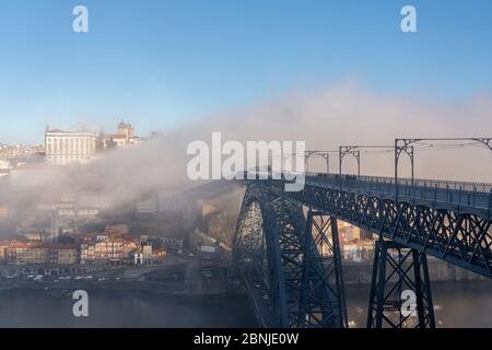 Dom Luis I Brücke mit Straßenbahn und Blick auf Porto in den frühen Morgennebel, Porto, Portugal, Europa Stockfoto