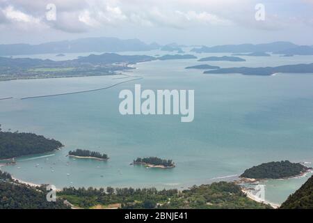Inseln vor der Küste von Langkawi von den Bergen, Malaysia, Südostasien, Asien Stockfoto
