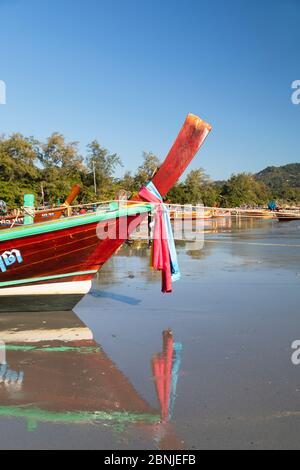 Langschwanzboote auf Kata Beach, Phuket, Thailand, Südostasien, Asien Stockfoto