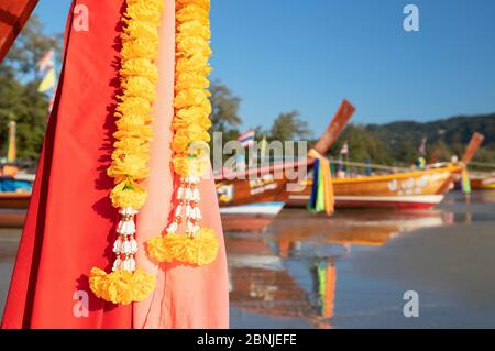 Langschwanzboote auf Kata Beach, Phuket, Thailand, Südostasien, Asien Stockfoto