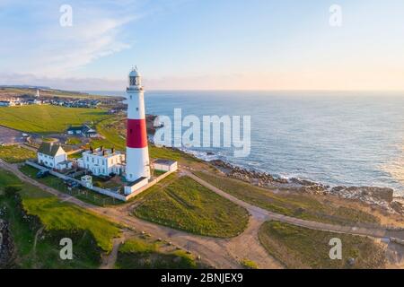 Blick per Drohne auf Portland Bill Lighthouse, Portland Bill, Isle of Portland, UNESCO-Weltkulturerbe, Dorset, England, Großbritannien, Europa Stockfoto