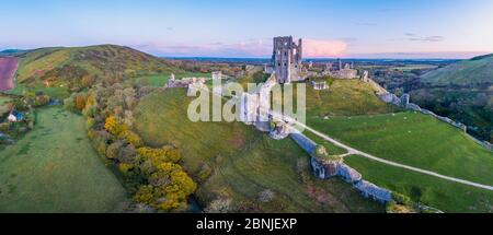 Blick per Drohne auf Corfe Castle, Dorset, England, Großbritannien, Europa Stockfoto