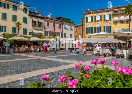 Blick auf Piazza Giosue Carducci an einem sonnigen Tag, Sirmione, Gardasee, Brescia, Lombardei, Italienische Seen, Italien, Europa Stockfoto