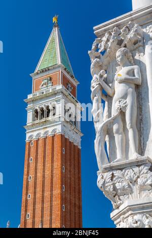 Blick auf den Campanile und die Skulptur am Dogenpalast auf dem Markusplatz, Venedig, UNESCO-Weltkulturerbe, Venetien, Italien, Europa Stockfoto