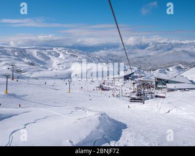 PARNASSOS, GRIECHENLAND - 5. JANUAR 2019: Parnassos Berg mit Schnee und Menschen auf der Piste an einem sonnigen Tag Stockfoto