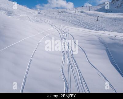 Parnassos Berg mit Schnee und Menschen auf der Piste an einem sonnigen Tag Stockfoto