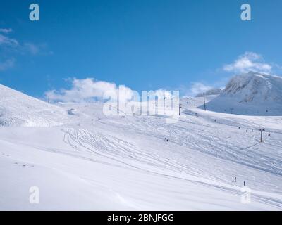 Parnassos Berg mit Schnee und Menschen auf der Piste an einem sonnigen Tag Stockfoto