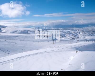 Parnassos Berg mit Schnee und Menschen auf der Piste an einem sonnigen Tag Stockfoto