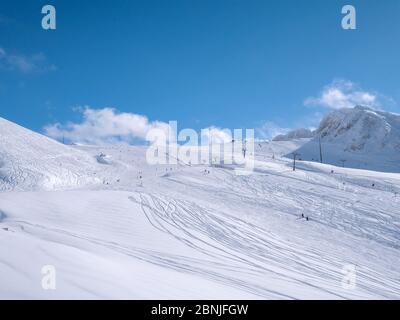 Parnassos Berg mit Schnee und Menschen auf der Piste an einem sonnigen Tag Stockfoto