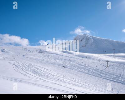 Parnassos Berg mit Schnee und Menschen auf der Piste an einem sonnigen Tag Stockfoto