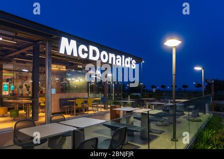 Außerhalb eines McDonald's Fast Food Restaurants in Imperia, Italien Stockfoto