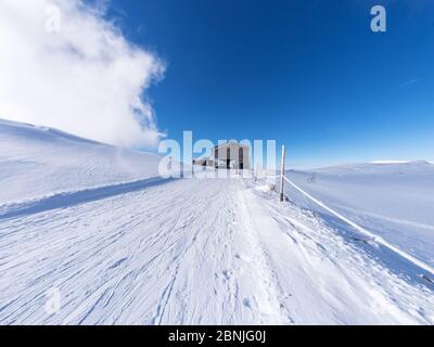 Parnassos Berg mit Schnee und Menschen auf der Piste an einem sonnigen Tag Stockfoto