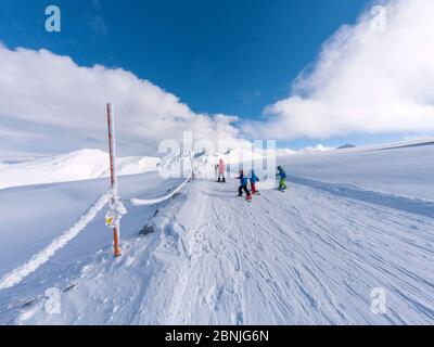 Parnassos Berg mit Schnee und Menschen auf der Piste an einem sonnigen Tag Stockfoto