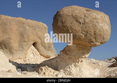 Rock Garden bei Ad Duqm, mit Balancing Rock, einem beliebten touristischen Ort, Oman, November 2012. Stockfoto