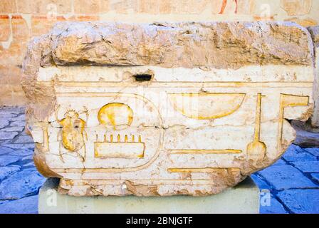 Hieroglyphische Symbole an die Totentempel der Königin Hatschepsut - Deir el Bahari - Oberägypten Stockfoto