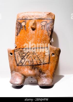 Geformten Gefäß Huari Übergangszeit 800 n. Chr. - 1300 n. Chr. Museo de Arte Precolombino, Cusco - Peru In der präkolumbianischen Zeiten war die Darstellung der weiblichen Figur grundlegend assoziiert mit Fruchtbarkeit und in diese Figur ein Gefühl von verspielten sogar scheint anwesend zu sein. Obwohl es offensichtlich ist, dass die ästhetische Muster geändert wurden, ist die primitive Schönheit, die jedes Stück enthält nicht zu leugnen. Verwendung vor allem Huari Elemente wie lineare Design, Farbpalette und den Wunsch ikonographischen Details, in denen die geformte Arbeit scheinen haben würde diese Figur betonen Stockfoto