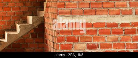 Rot braune Ziegelwand und Zementleiter im Unterbau Gebäude Architektur Web Banner Hintergrund Stockfoto