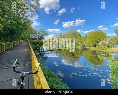 Fahrradtour Berlin, Fahrrad Tour Berlin, Teltow Kanal, Fahrrad auf Brücke über Wasser Stockfoto