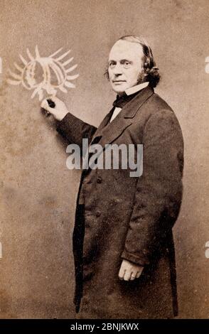 Foto von Jean Louis Rodolphe Agassiz (1807-1873), der an einer Tafel unterrichtet. Agassiz war ein schweizerisch-amerikanischer Paläontologe, Geologe und gla Stockfoto