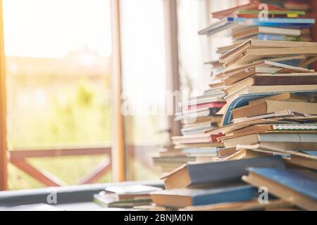 Haufen alter Bücher auf dem Tisch Stockfoto