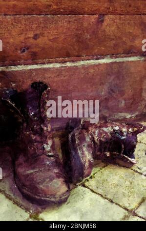 Altes Paar Stiefel gegen eine Holztür Stockfoto