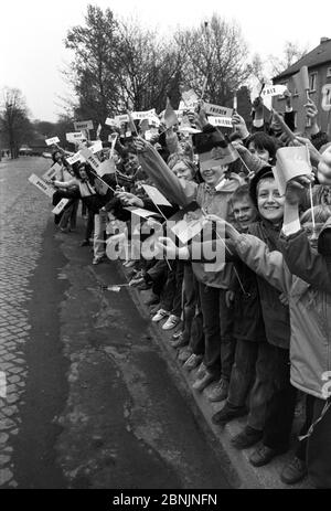 25. April 1985, Sachsen, Torgau: Winkende Pioniere - am 25. April 1985 wird der 40. Jahrestag der Begegnung sowjetischer und amerikanischer Truppen an der Elbe in Torgau gefeiert. Dies ist die Gelegenheit für ehemalige Soldaten aus beiden Armeen zu treffen. Das genaue Datum der Aufzeichnung ist nicht bekannt. Foto: Volkmar Heinz/dpa-Zentralbild/ZB Stockfoto