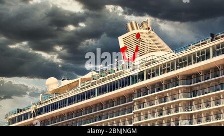 Rhodos, Griechenland - 03. Juli 2019 - Seitenansicht des Kreuzfahrtschiffes ‘Mder Reederei TUI Cruises mit dem Namen „ein Schiff 6“ mit dramatischem Himmel Stockfoto